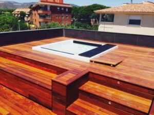 Spa Quantum exterior sobre tarima de madera - Aquavia Spa España